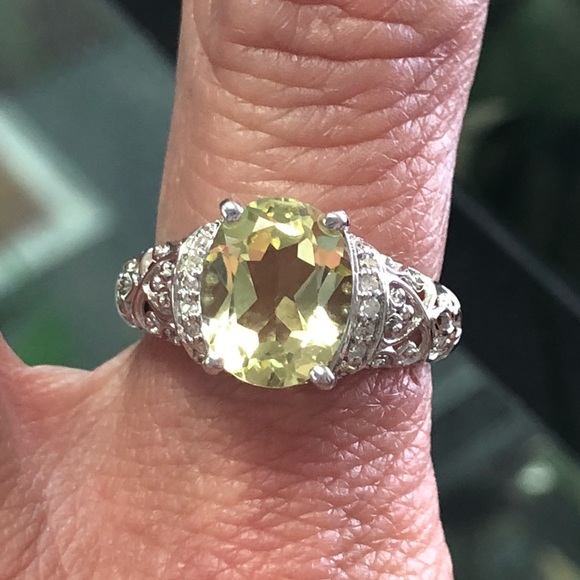 Jewelry - Vintage Scroll 10k Gold Peridot Diamond Ring